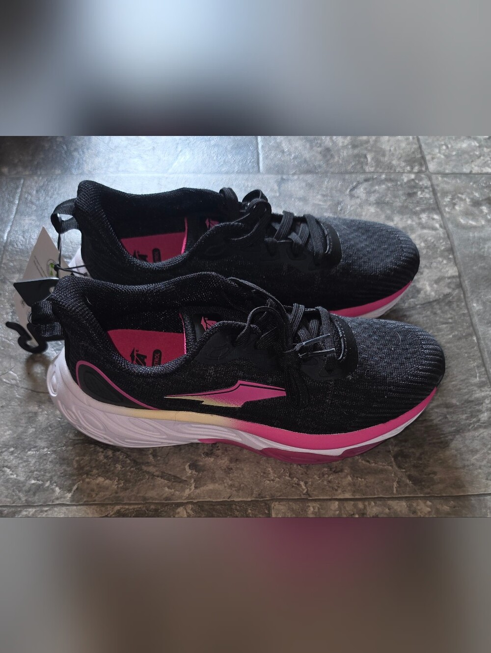 Avia Women's Gel Sneaker In Size 7 NWT
